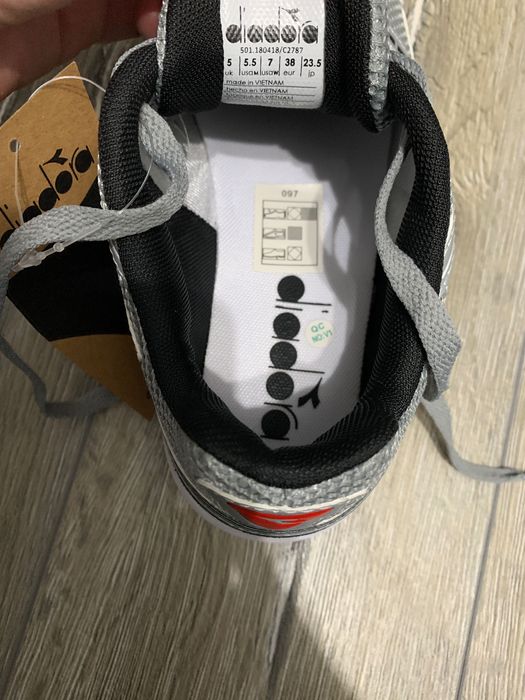 Adidasi noi unisex , marca Diadora