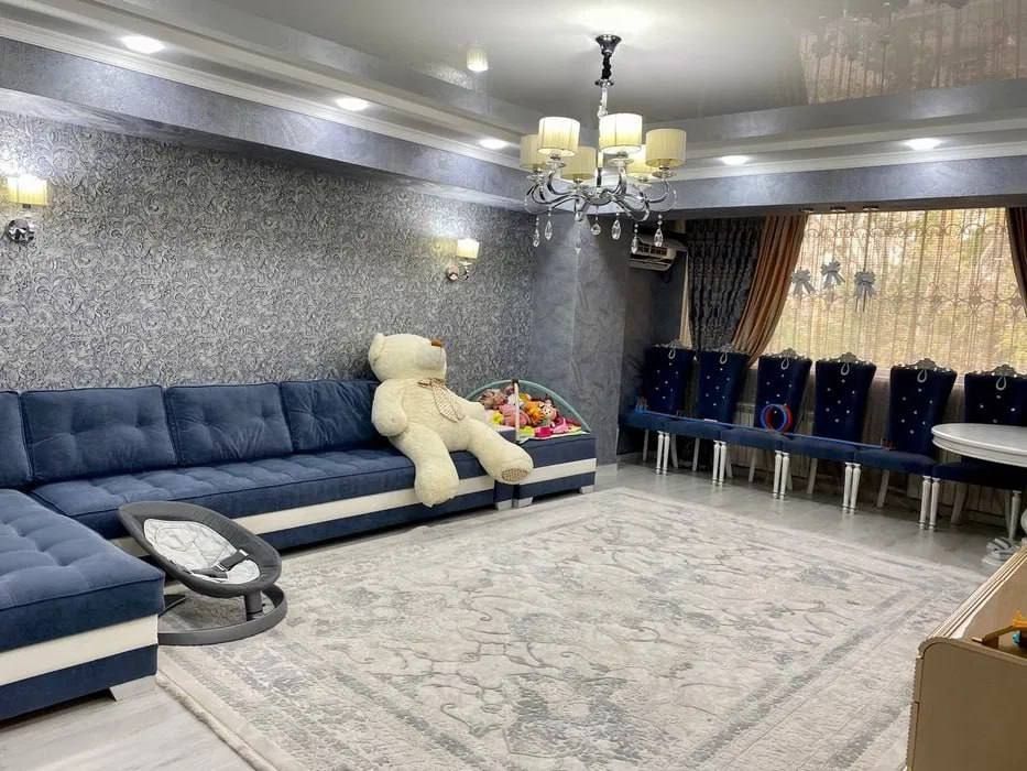 Sotiladi квартира Центр Бобура 4//5//9 125м2