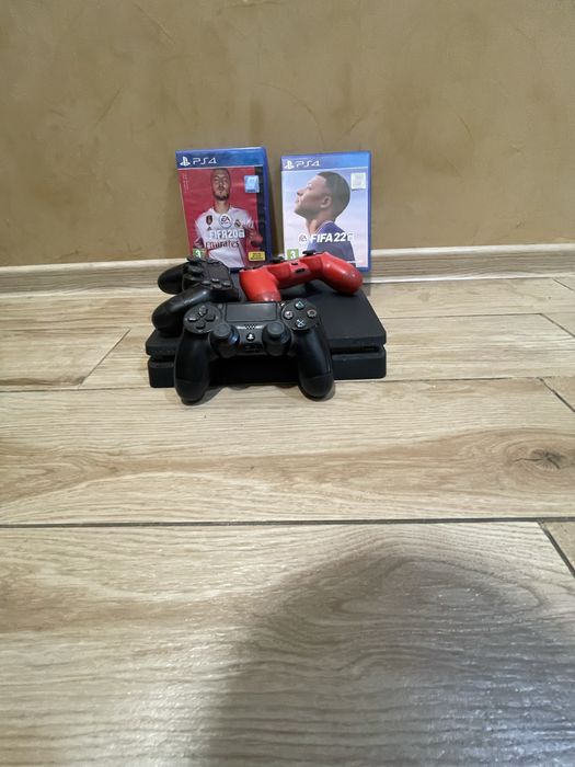 PS4 с 2 игри и без контролер