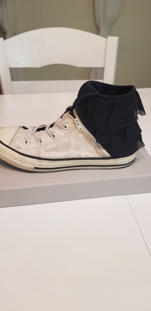 Кецове Converse с дантела.