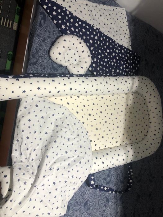 Vând set babynest Marianne's alb cu albastru și stelute