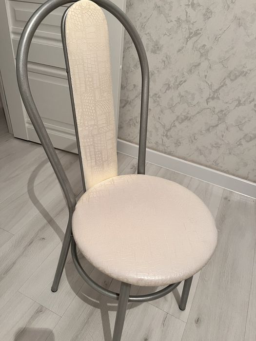 Продается стол и стулья