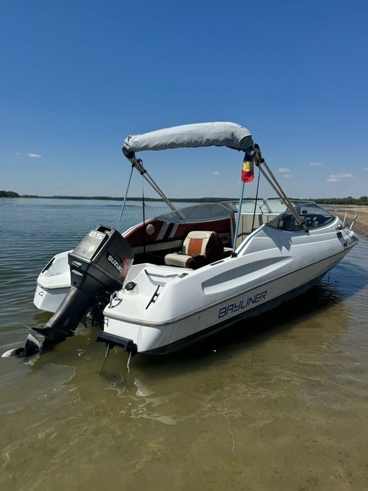 Vand/Schimb Barca Bayliner Capri 6 locuri/Cabinata cu pat