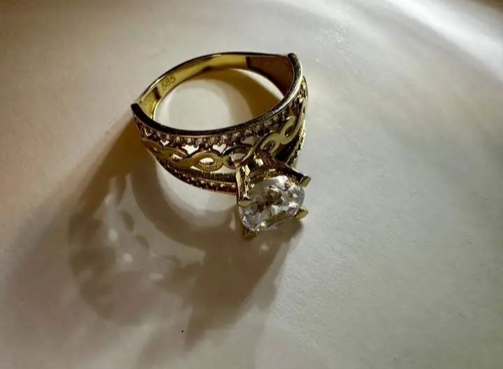 Перфектен златен дамски пръстен.(Годежен)