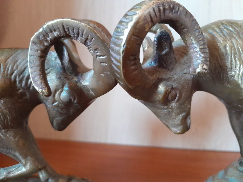 Красива бронзова скулптура на два биещи се овена