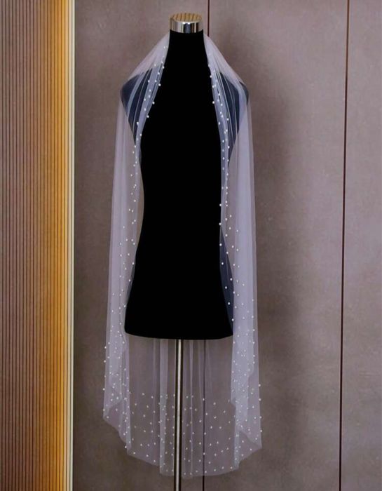 Voal alb cu perle pe margine