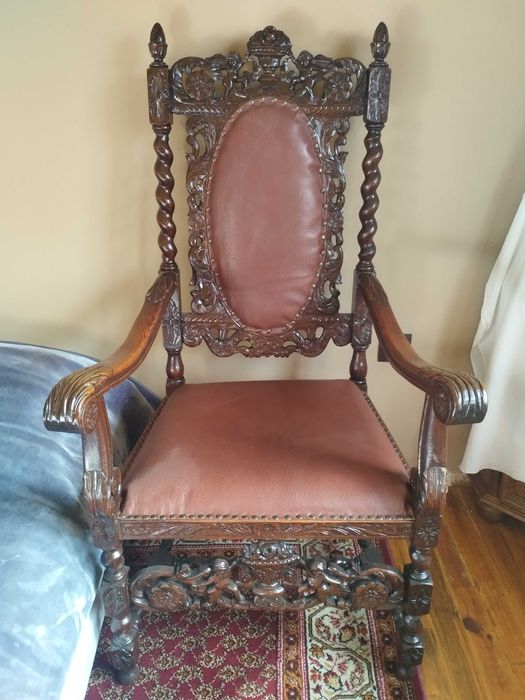 Стол от 19 век реставриран и претапицирани с бизонска кожа.