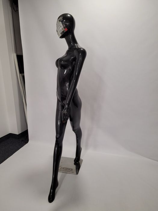 Манекен дама черен гланц