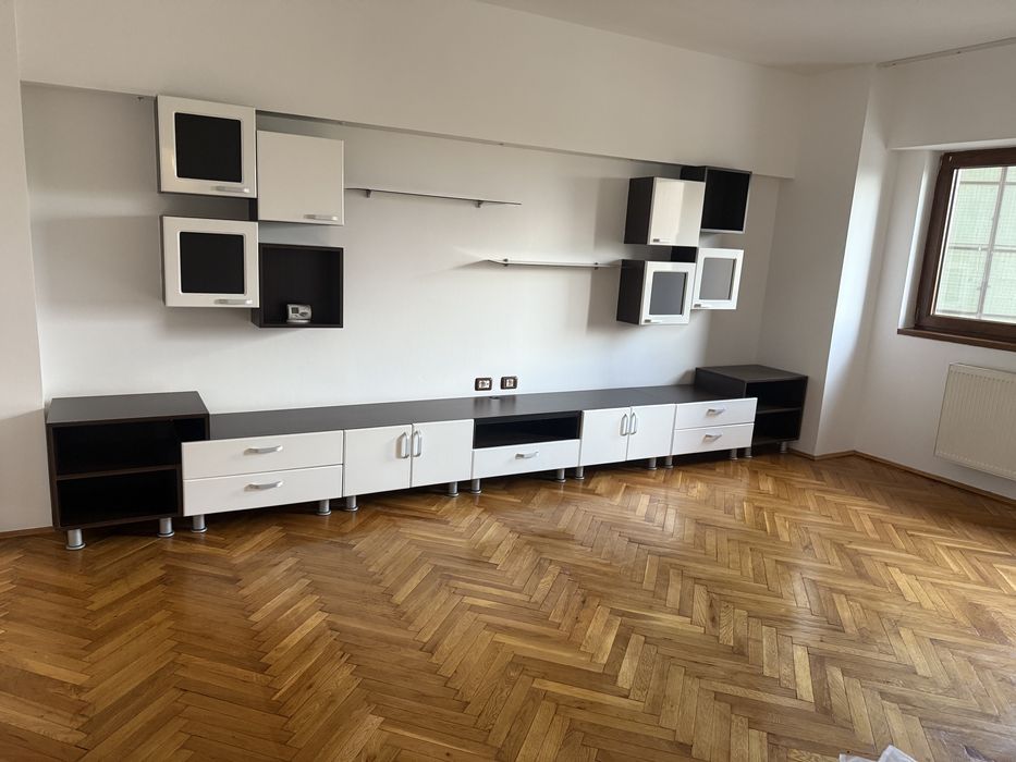 Inchiriez apartament 3 camere zona centrala B dul Revolutiei