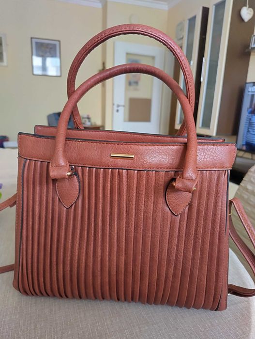 Дамска чанта в чудесен керемиден цвят