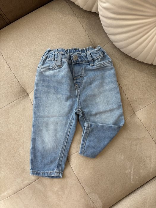 Нови дънки в размер 9-12 месеца