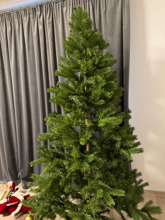 Brad de Crăciun , imita foarte bine bradul natural