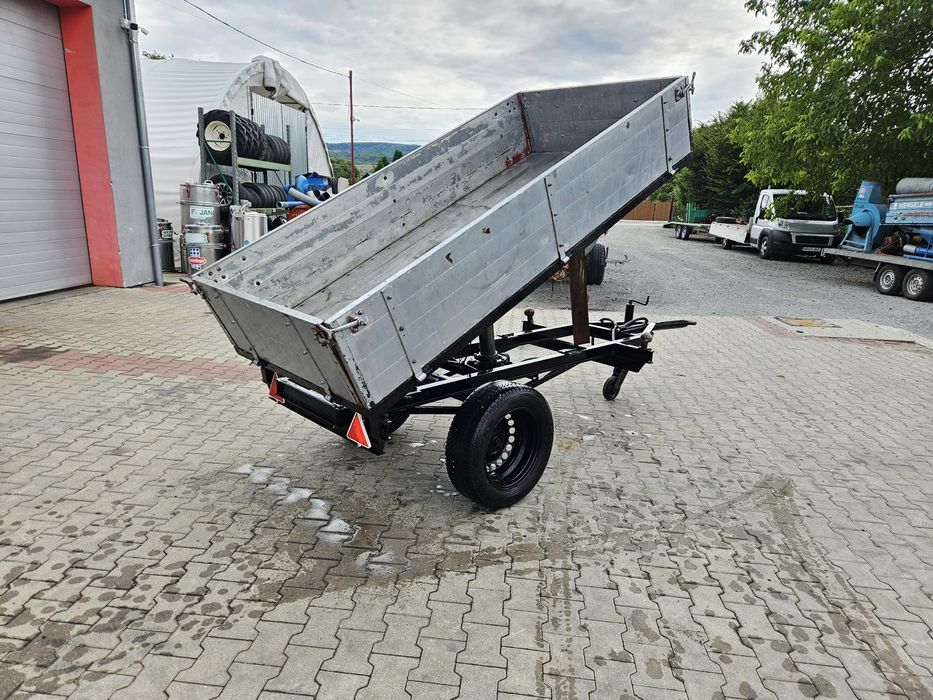 Remorcă basculabil in trei părți după tractor japonez