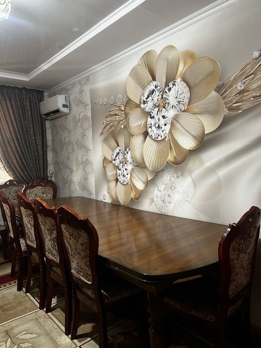 Стол стулья и сервант