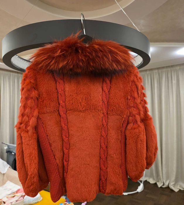 Продавам кожух от естествена кожа с косъм от лисица