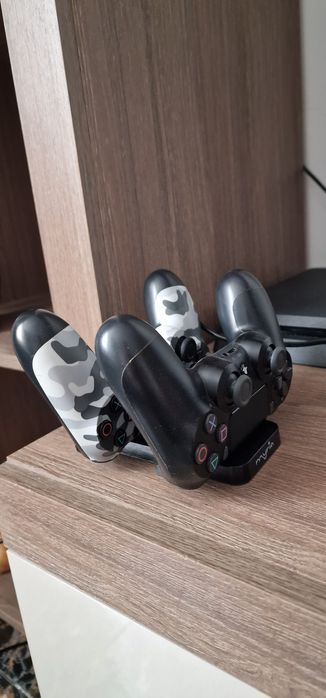 PlayStation 4 slim - ca nou + 8 jocuri si 2 controllere