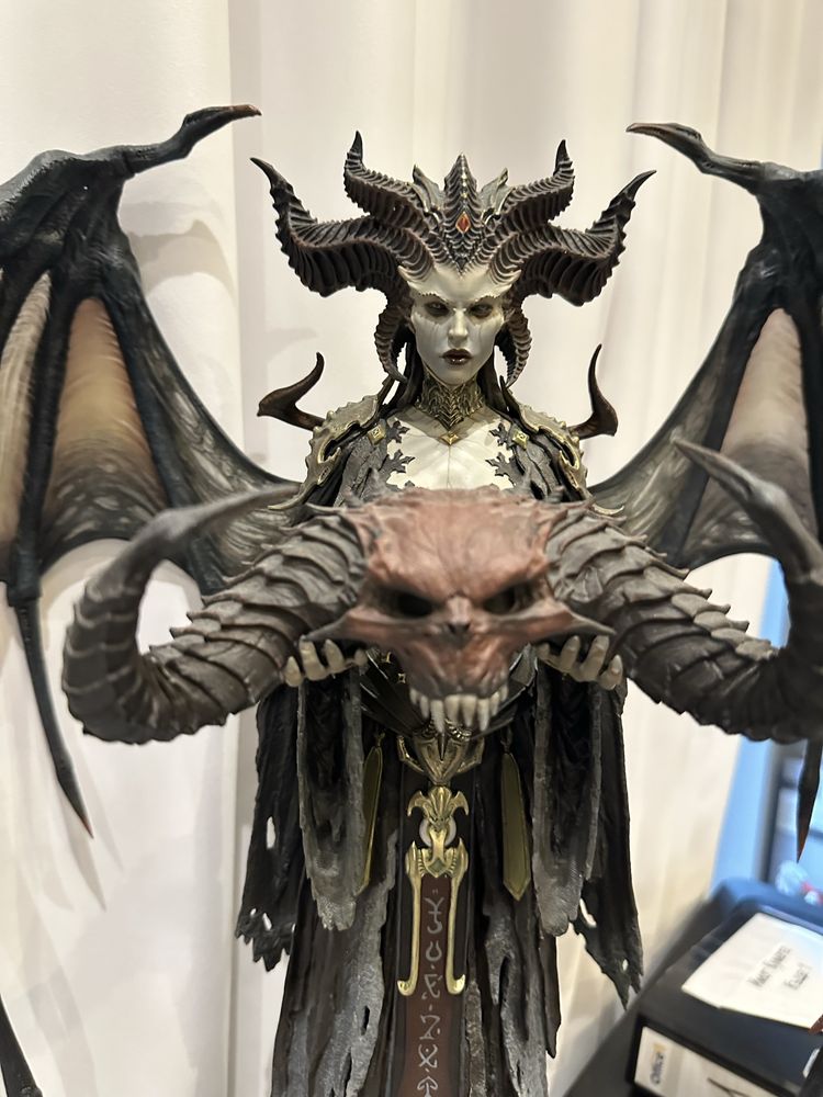 Статуя на Lilith от играта Diablo 4