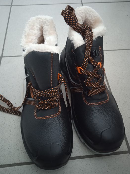 Продам ботинка зимний