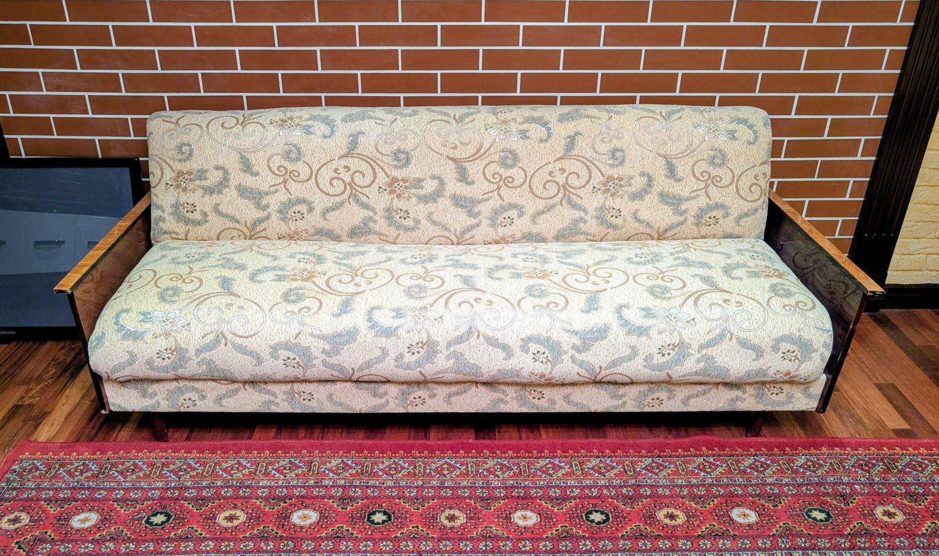 Диваны, столы и кровать