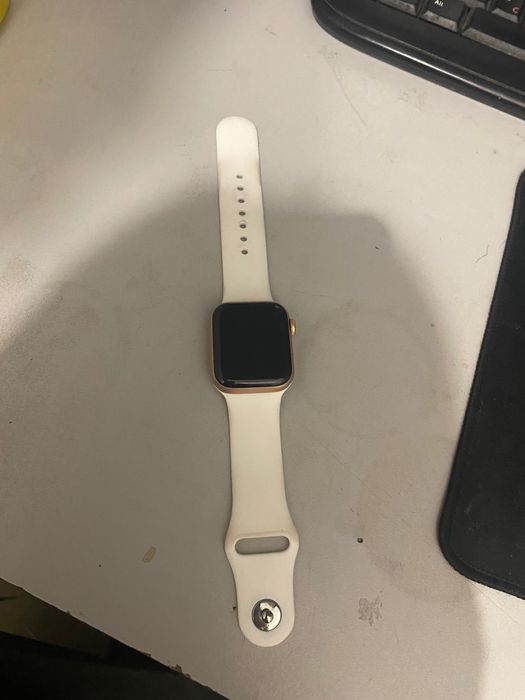 Продам часы Apple Watch SE