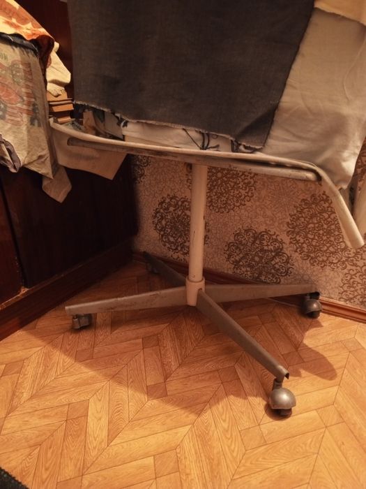 Подставка под телевизор, столик на колесах