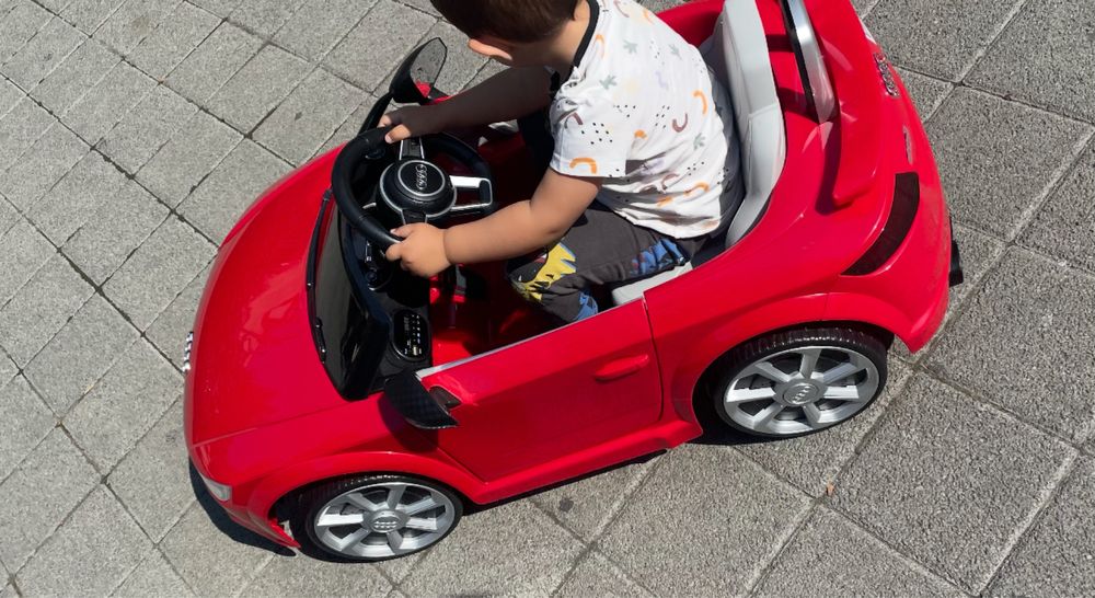 Акумолаторна кола червено Ауди, с родителски контрол