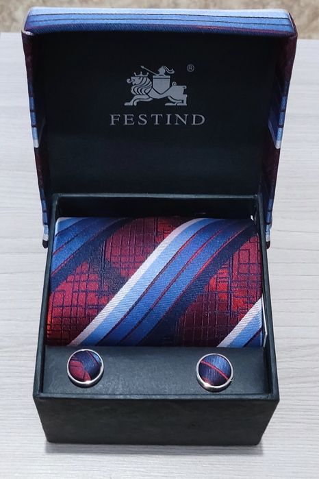 Продам галстук с запонками Festind