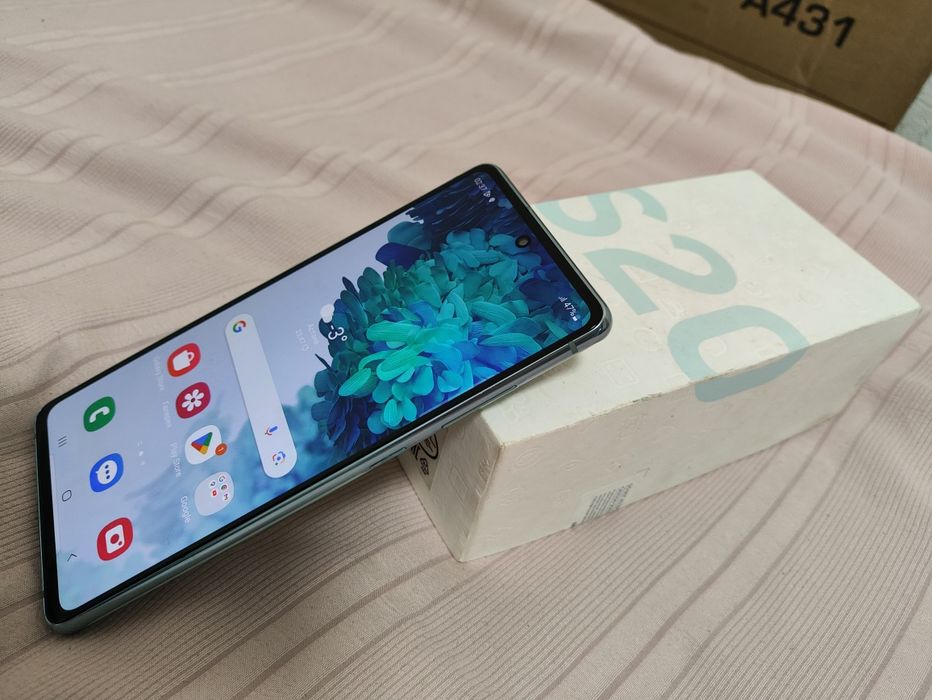Продам Samsung S20 fe хорошем состоянии и коробкой
