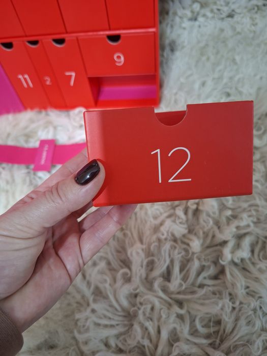 Cutie originală pentru calendar advent Clarins cu 12 cutiuțe