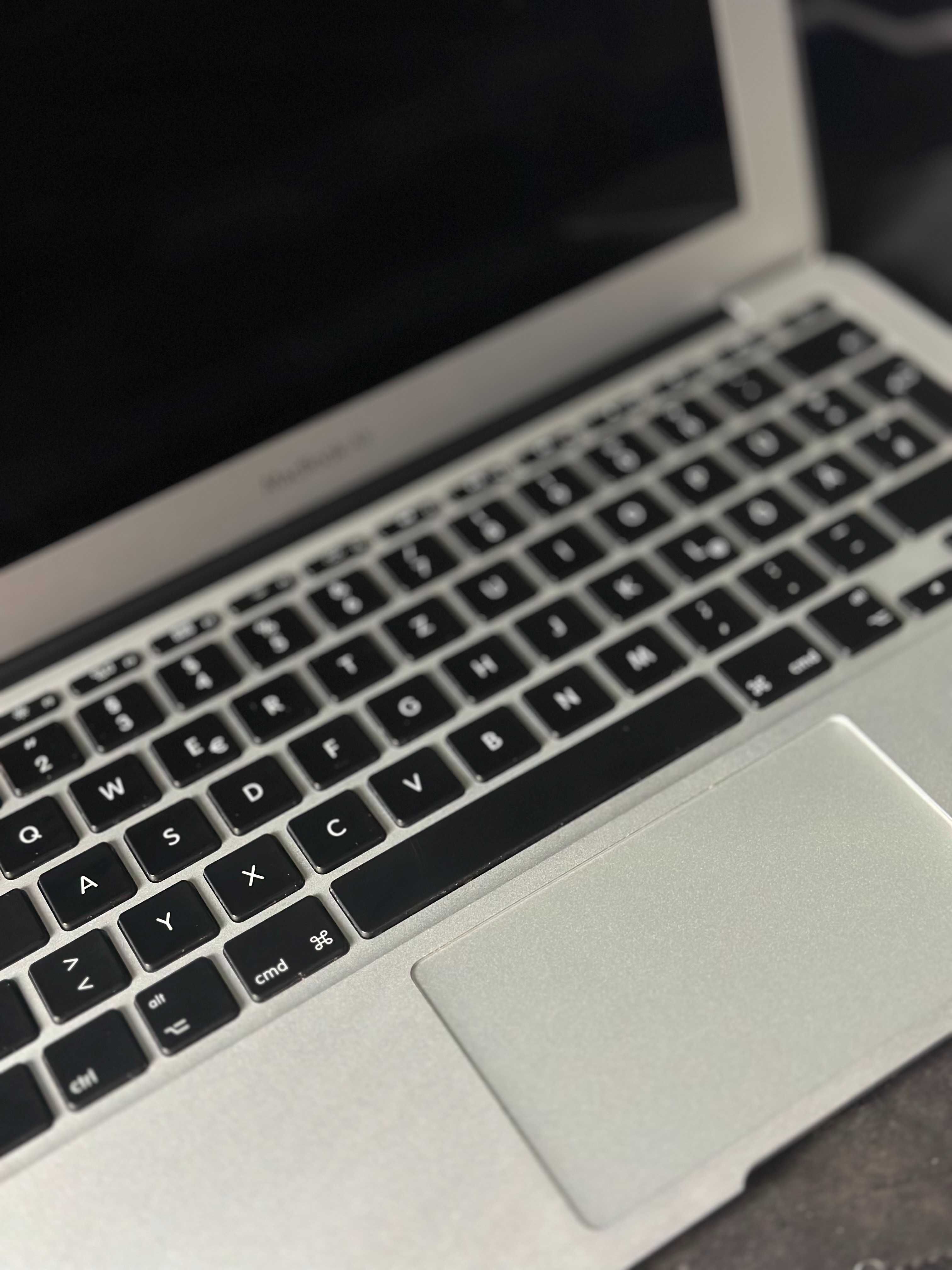 MacBook Air 11" Mid 2011, 64GB, nu se aprinde
