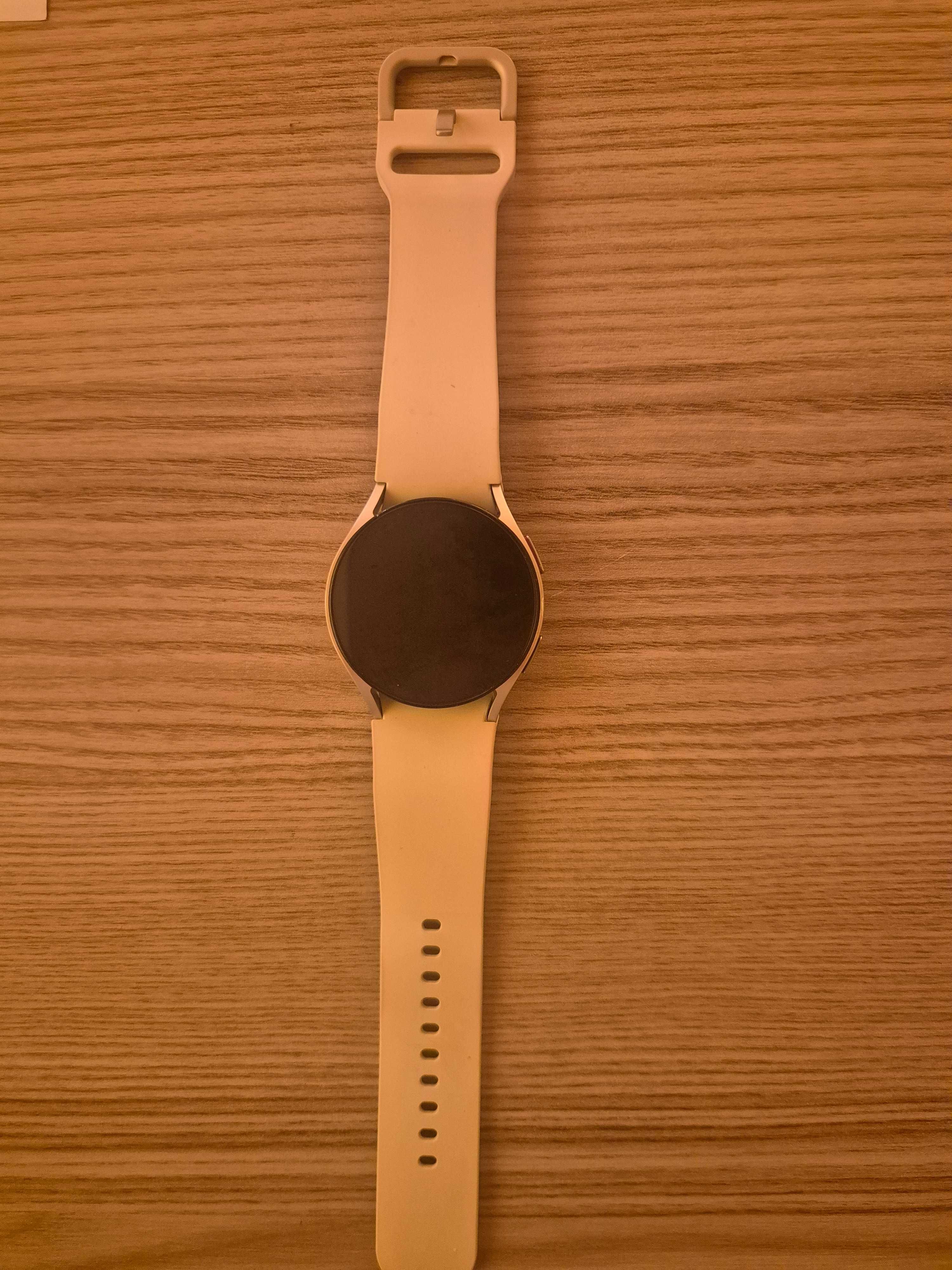 Часовник Watch 6 ,бял SM-R935F