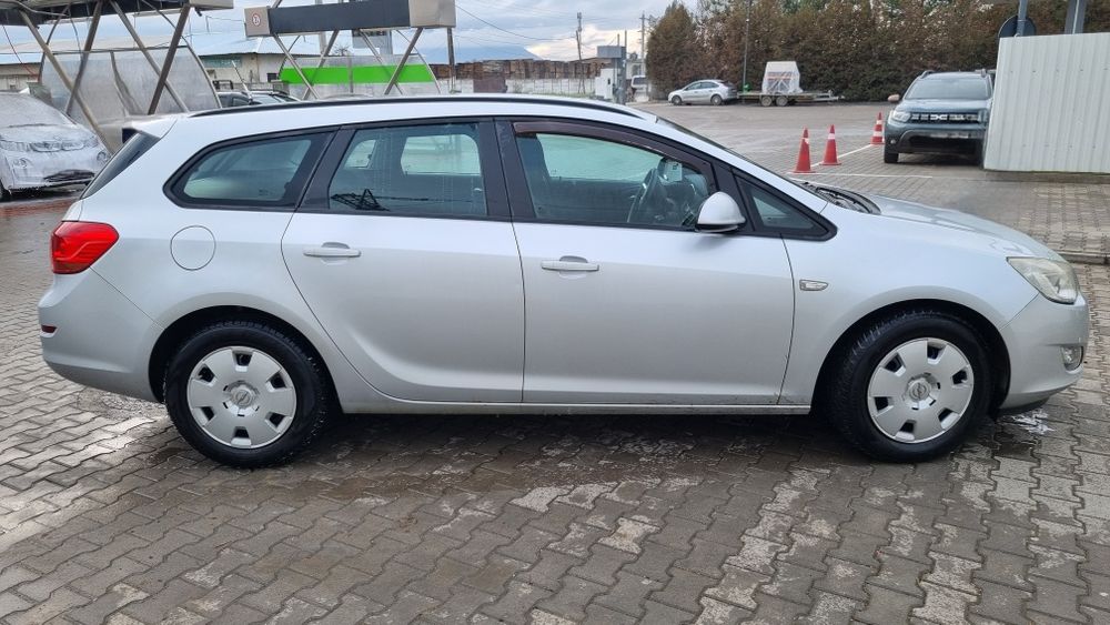 Opel Astra 2011 gri