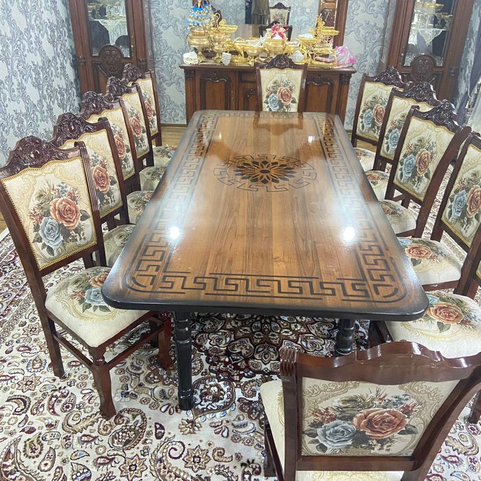 Гостиный стол и стулья