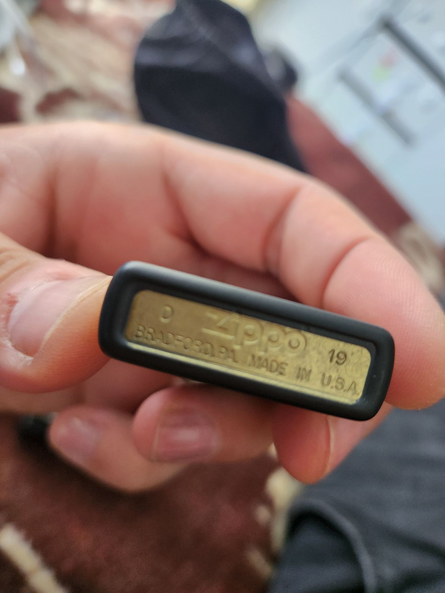 Zippo nou cu rezerve