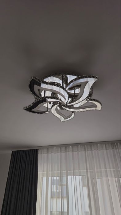 Lustră LED cu cristale telecomandă si control al intensității + Culori