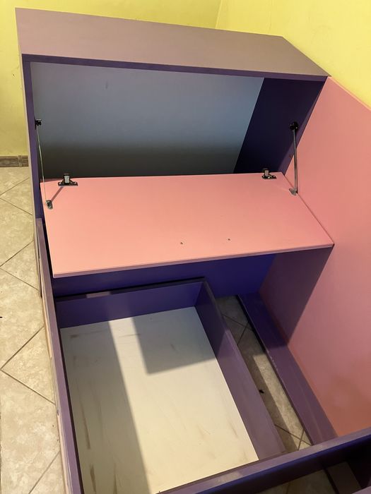 Легло със скрин, с две чекмеджета, два цвята.