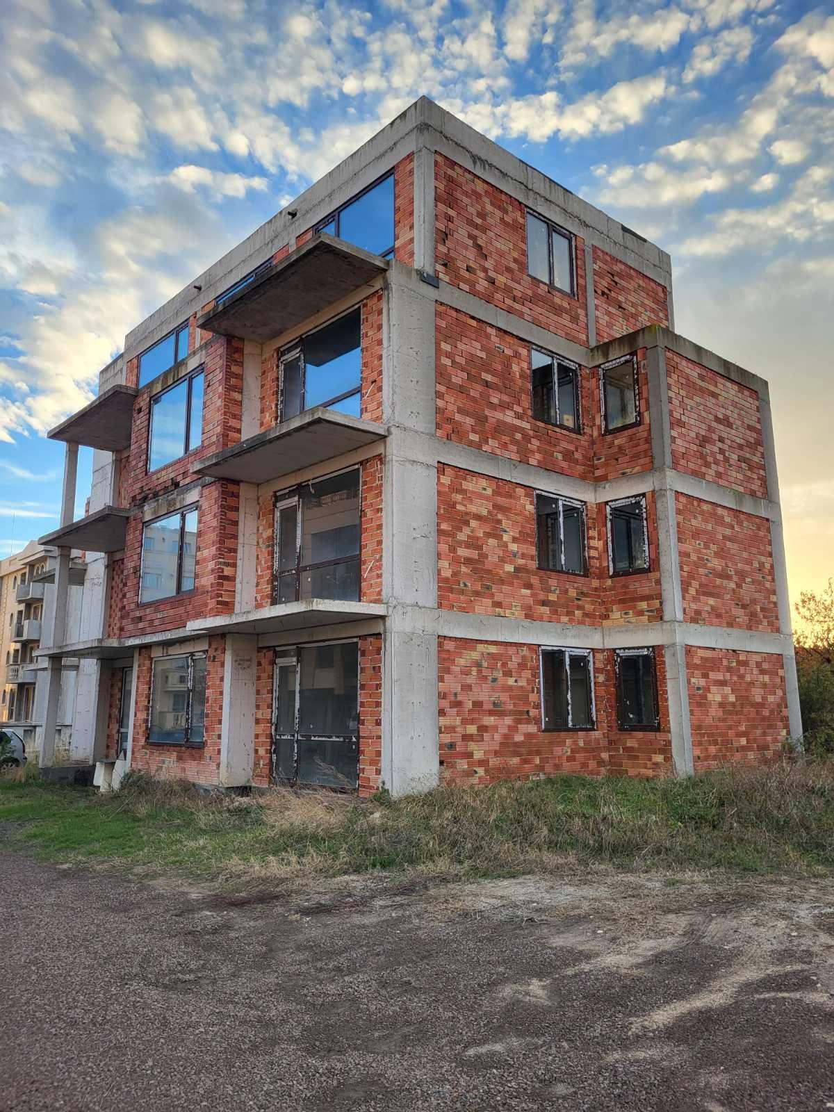 Тристаен апартамент в нова жилищна сграда без такса поддръжка в Равда