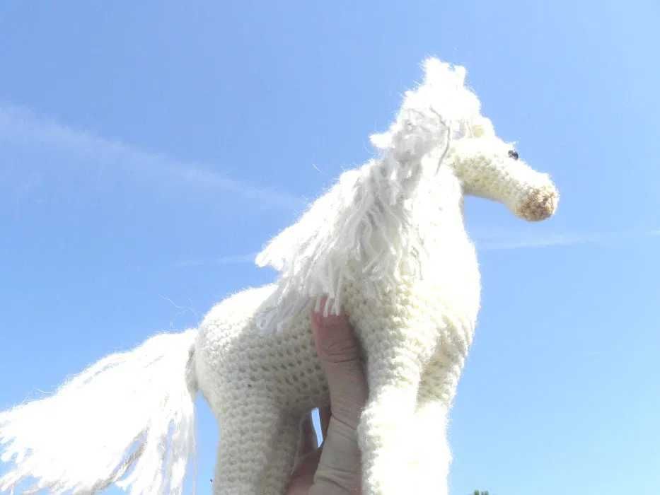Бял кон - плюшена играчка плетена на една кука