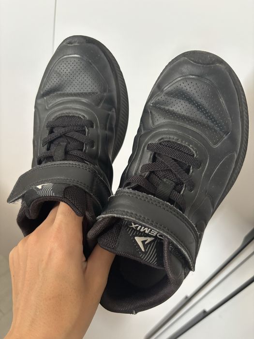 Продам детские кроссовки