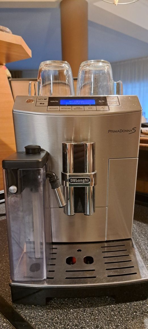 Кафемашина Delonghi Prima Donna S с кана за мляко.