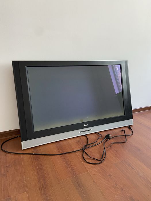 Телевизор LG. в хорошем состоянии.С Кронштейном