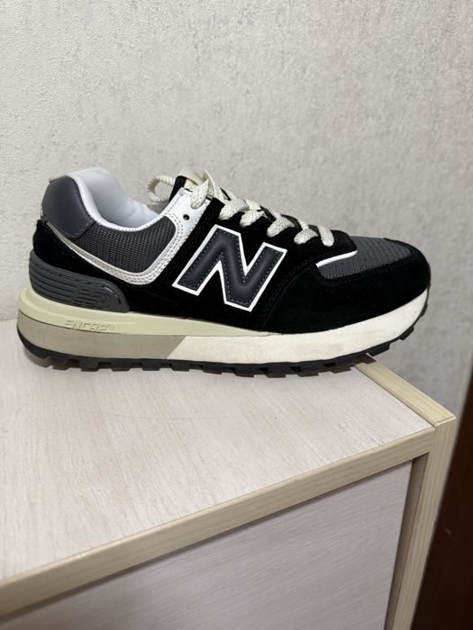 Кроссовки  кожанные в отличном состояние 39 размер