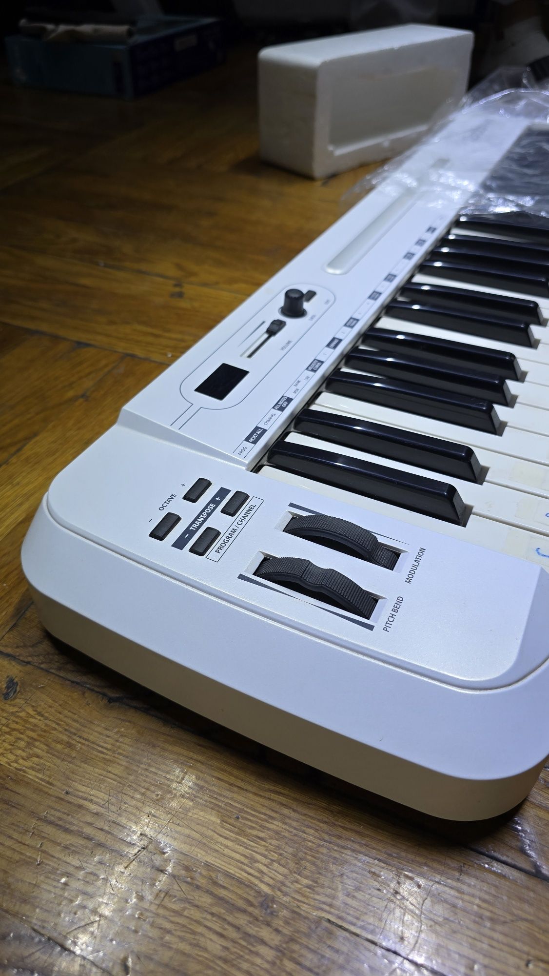 Продаётся: MIDI-клавиатура Samson Carbon 49 USB MIDI Controller