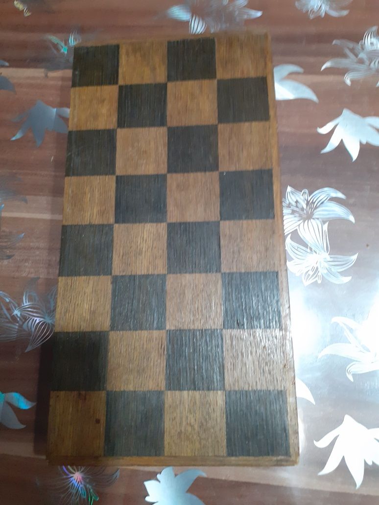 Метални фигури за шах.  Шах  с дървени фигури