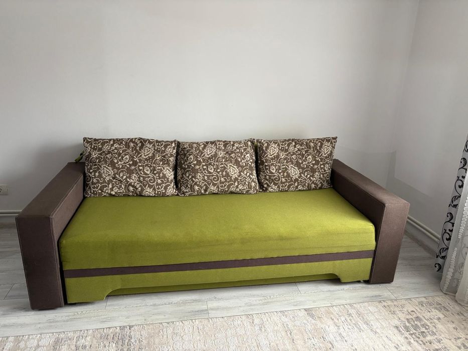 Canapea extensibilă cu ladă de depozitare.