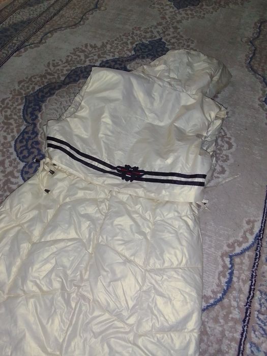 Yengsiz, molochniy rangdagi uzun kurtka.