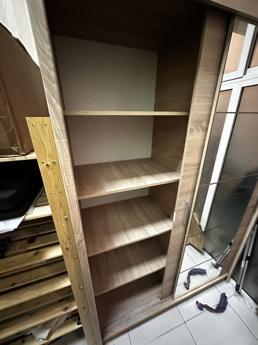 Гардероб Jysk с плъзгащи врати и огледало – 200 лв.