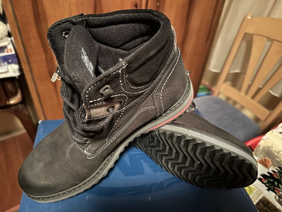 Ghete, bocanci negri de piele.