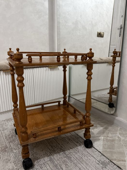 Деревянный журнальный столик на колесах. Тележка