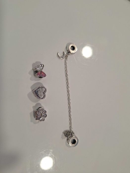 Vând lanț de siguranță si 3 talismane.